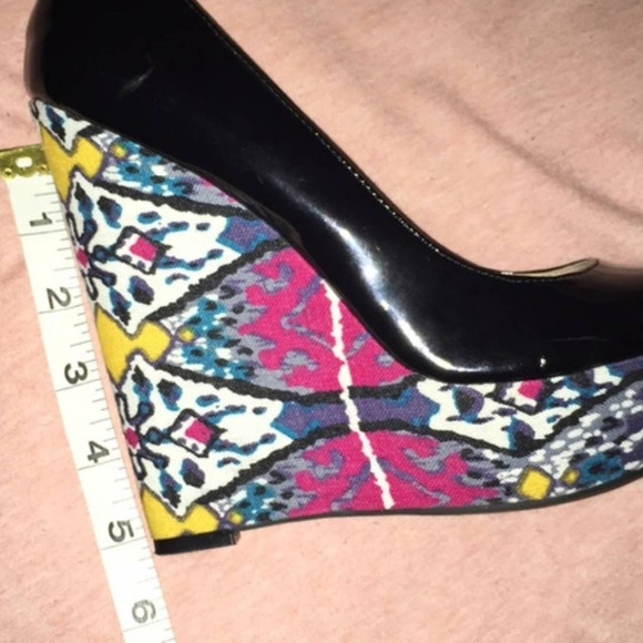 Steve Madden Aztec Printed Wedge Heels Size 8.5 - Picture 7 of 7